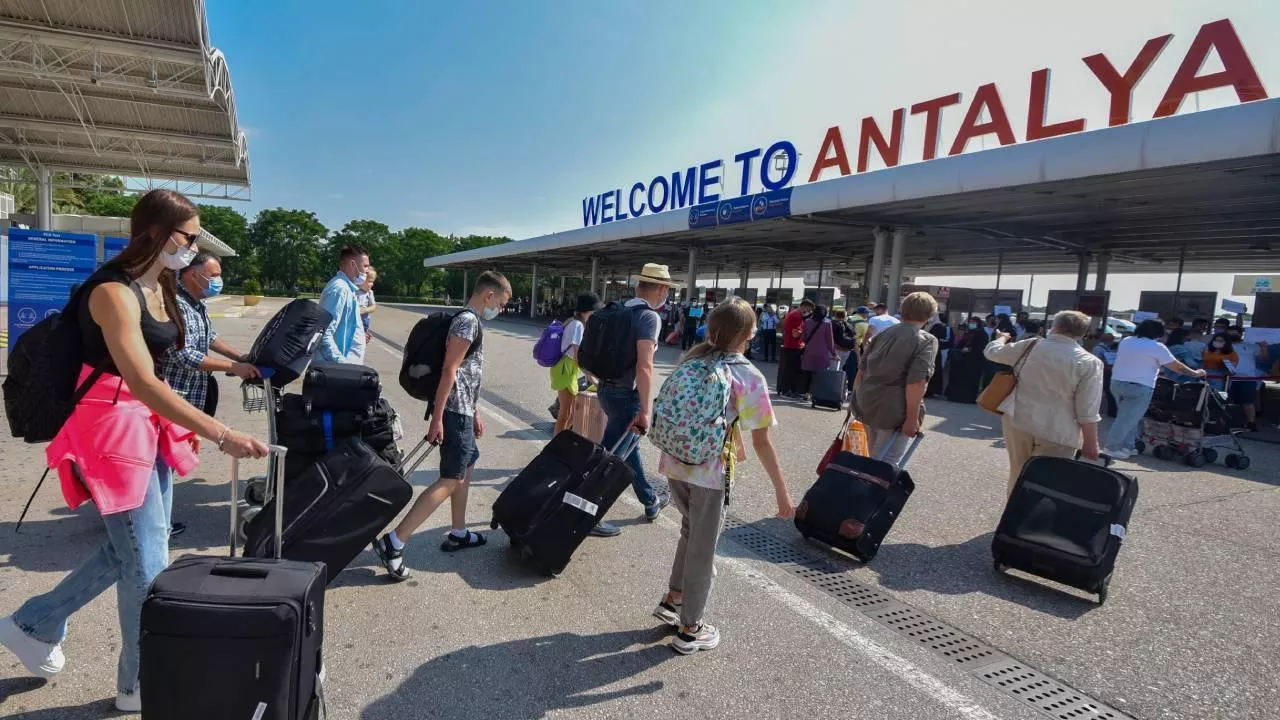 Rate of tourist arrivals in Antalya limps in May