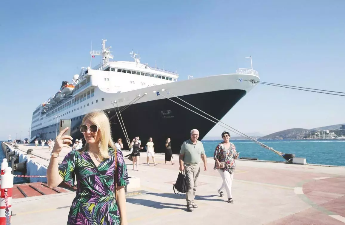 Nearly 300,000 cruise tourists visit country in 2023