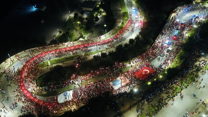 Antalya Kırmızı Beyaza Büründü